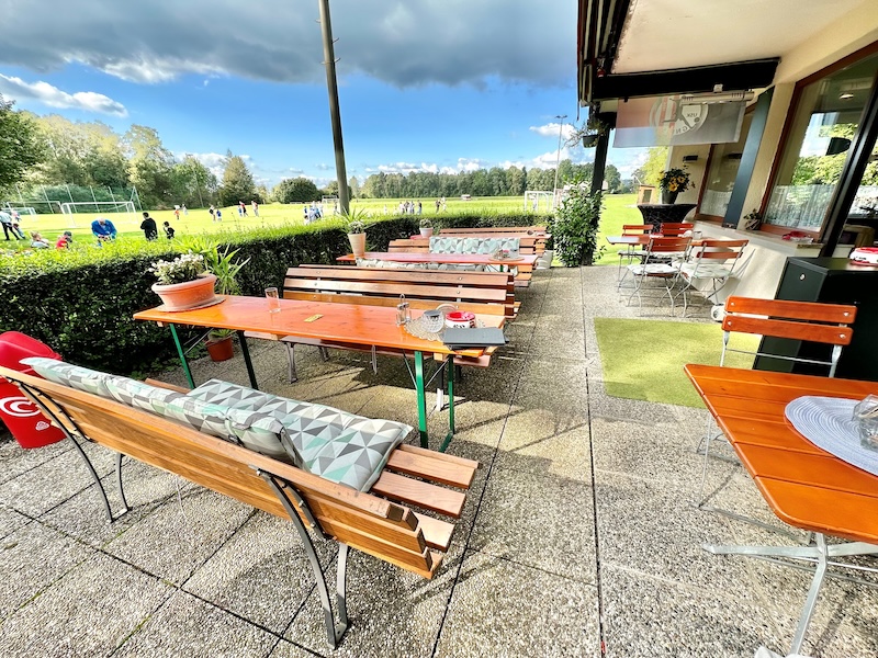 Terrasse des Sportlerstüberl Gneis mit Blick auf den Fußballplatz